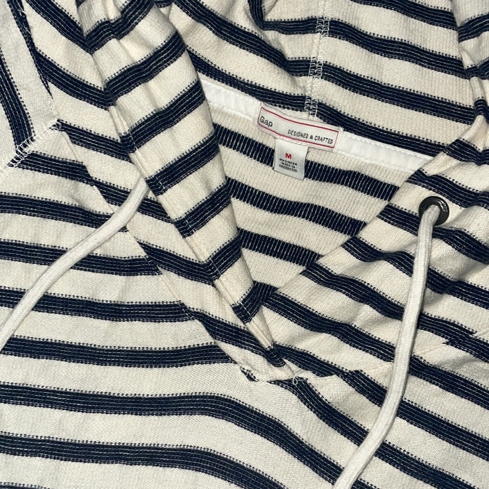 GAP Hooded Pullover - Picture 2 of 3
